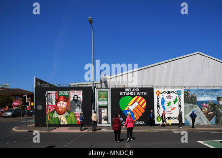 Visita turistica Falls Road, West Belfast, maggio 2018. Falls Road (Irish túath na bhFál, il significato di "territorio dell'enclosure) è la strada principale attraverso la parte occidentale di Belfast, Irlanda del Nord, in esecuzione da Divis Street a Belfast City Centre a Andersonstown nei sobborghi. Il suo nome è sinonimo con la comunità repubblicana nella città, mentre la vicina Shankill Road è prevalentemente lealisti, separati da Falls Road da linee di pace. La strada è in genere indicato come Falls Road, piuttosto che come Falls Road. È noto come la Faas Raa in Ulster-Scots.[ Foto/Paolo McErlane Foto Stock