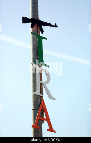 IRA lettere sono visibili sul Falls Road, West Belfast, maggio 2018. Falls Road (Irish túath na bhFál, il significato di "territorio dell'enclosure) è la strada principale attraverso la parte occidentale di Belfast, Irlanda del Nord, in esecuzione da Divis Street a Belfast City Centre a Andersonstown nei sobborghi. Il suo nome è sinonimo con la comunità repubblicana nella città, mentre la vicina Shankill Road è prevalentemente lealisti, separati da Falls Road da linee di pace. La strada è in genere indicato come Falls Road, piuttosto che come Falls Road. È noto come la Faas Raa in Ulster-Scots.[ Foto/Paolo McEr Foto Stock