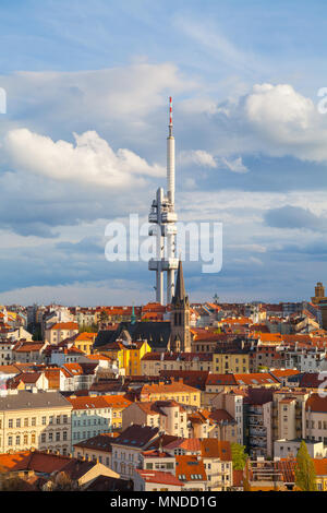 Praga, Repubblica ceca - APRILE, 30, 2017: Zizkov torre televisiva (1992 circa) e tetto vista dall'alto di abitazioni attorno a torre. Tramonto Foto Stock