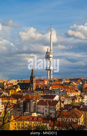 Praga, Repubblica ceca - APRILE, 30, 2017: Zizkov torre televisiva (1992 circa) e tetto vista dall'alto di abitazioni attorno a torre. Tramonto Foto Stock