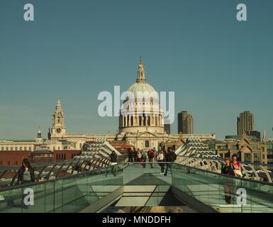 Saint Paul, Londra UK, visto dal Millennium passerella sul fiume Tamigi Foto Stock