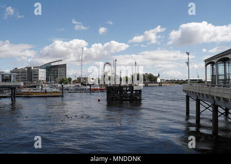 Vecchio molo in legno nel molo della Sirenetta, lungomare della baia di Cardiff, Galles, Regno Unito Foto Stock