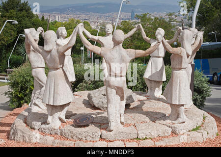 La danza dei Sardana statua di persone che si tengono per mano di ballo, affacciato su Barcellona Foto Stock