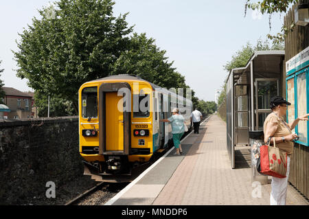 Treno per pendolari alla stazione ferroviaria di Cardiff Bay Wales UK. Linea di diramazione servizio passeggeri Foto Stock