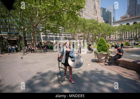 I visitatori al Bryant Park di New York martedì, 15 maggio 2018 approfittare del clima caldo. Le temperature sono attesi per andare nella parte superiore 80's seguita da una tempesta di avvicinamento. (© Richard B. Levine) Foto Stock