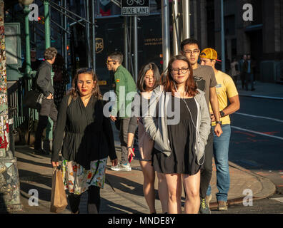 La Folla di pedoni cross Broadway nel Greenwich Village di New York Martedì, 8 maggio 2018. (Â© Richard B. Levine) Foto Stock