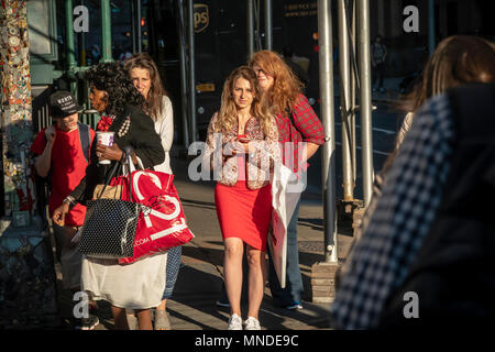 La Folla di pedoni cross Broadway nel Greenwich Village di New York Martedì, 8 maggio 2018. (Â© Richard B. Levine) Foto Stock