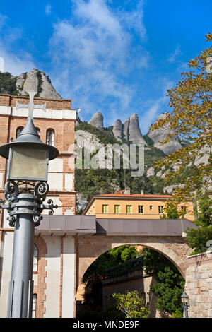 Monserrat stazione dal di sotto con le montagne e lampione Foto Stock