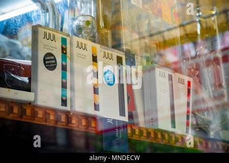 Una selezione del famoso marchio Juul vaping fornisce sul display nella vetrina di un negozio vaping domenica a New York, 13 maggio 2018. (Â© Richard B. Levine) Foto Stock