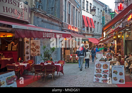 Strada con bar o ristorante con persone che si trovano nel centro storico di Bruxelles, Belgio Foto © Fabio Mazzarella/Sintesi/Alamy Stock Photo Foto Stock