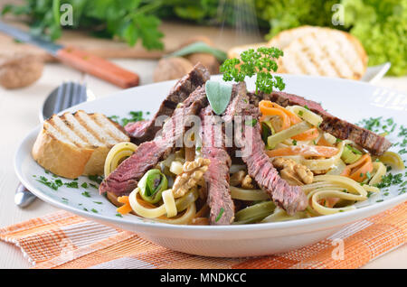 Tagliatelle con deliziosa strisce di filetto di manzo, grigliate di medie Foto Stock