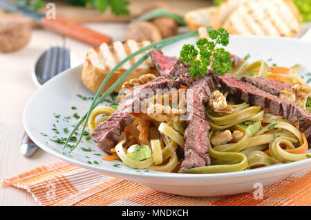 Tagliatelle con deliziosa strisce di filetto di manzo, grigliate di medie Foto Stock