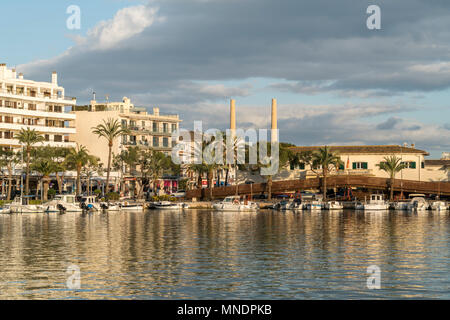 Marina in Port de Alcudia Maiorca Balearen, Spanien | Port de Alcudia marina, Maiorca, isole Baleari, Spagna, Foto Stock