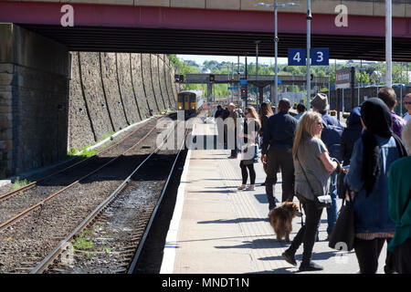 I passeggeri in attesa per avvicinarsi a nord del convoglio ferroviario a Bradford Interchange stazione, Bradford, West Yorkshire Foto Stock