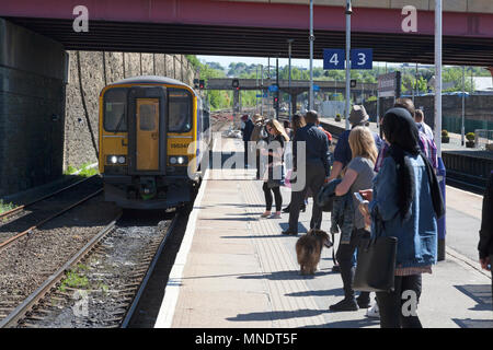 I passeggeri in attesa per avvicinarsi a nord del convoglio ferroviario a Bradford Interchange stazione, Bradford, West Yorkshire Foto Stock