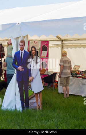 Il principe Harry e Meghan Markle, ritagli di cartone, presso Hampshire Game & Country Fair, Netley Marsh, Hampshire REGNO UNITO NEL MESE DI MAGGIO Foto Stock