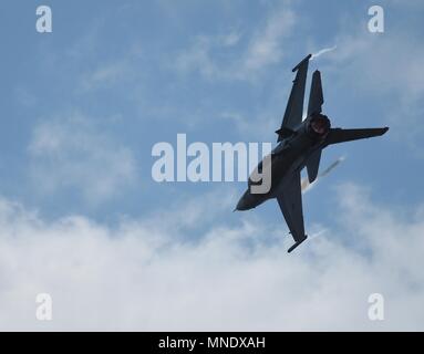 Il combattimento aereo il comando F-16 Viper team di dimostrazione precisione esegue manovre aeree per mostrare le funzionalità uniche del F-16 Fighting Falcon a Dyess grande paese dell'aria e dello Spazio expo a Dyess Air Force Base in Texas, 12 maggio 2018, 13 maggio 2018. La F-16 è in grado di sopportare fino a nove G's - nove volte la forza di gravità - che supera la capacità di corrente di altri aerei da combattimento. (U.S. Air Force foto di Airman Fiume Bruce). () Foto Stock