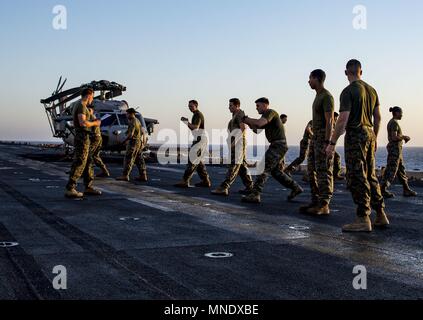 180515-N-ZK016-0002 U.S. 5TH FLOTTA AREA DI OPERAZIONI (15 maggio 2018) Marines, assegnato al XXVI Marine Expeditionary pratica unità di combattimento a mani nude esercita sul ponte di volo dell'Wasp-classe assalto anfibio nave USS Iwo Jima (LHD 7), 15 maggio 2018, 15 maggio 2018. Iwo Jima, homeported a Mayport, Fla. è sulla distribuzione per gli Stati Uniti Quinta Flotta area di operazioni a sostegno della sicurezza marittima operazioni per rassicurare gli alleati e partner e preservare la libertà di navigazione e il libero flusso di commercio nella regione. (U.S. Foto di Marina di Massa lo specialista di comunicazione di terza classe Joe J. Ca Foto Stock