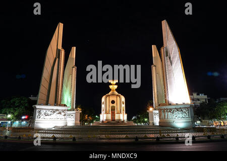 In Tailandia la democrazia monumento nella notte con movimento luce auto sulla strada. Foto Stock