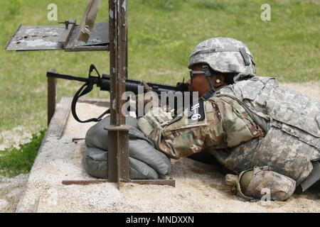 Sgt. Erika Bustamante, nativo di Baltimore, MD, assegnato al sessantacinquesimo brigata medica, si impegna con un obiettivo a stress shoot evento durante l'Ottava Armata miglior guerriero Competition, tenutosi a Camp Casey, Repubblica di Corea, 14 Maggio, 14, 2018. L'Ottava Armata BWC riconosce e seleziona il più qualificato junior arruolato e non ufficiale incaricato di rappresentare Ottava Armata presso l'U.S. Pacifico esercito guerriero migliore concorrenza a Schofield Barracks, HI, in giugno. Il concorso si riconoscono anche i più performanti officer, warrant officer e il coreano aumento per gli Stati Uniti Soldato dell'esercito all'Ottavo Ar Foto Stock