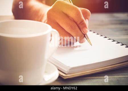 Caseificio di scrittura sul notebook in un coffee shop, concetto come memoria della vita e dell'istruzione Foto Stock