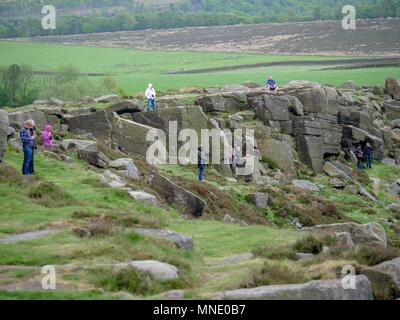 Bordo Curbar, Parco Nazionale di Peak District, UK. 16 maggio 2018. Deluso gli astanti a bordo Curbar attesa per la RAF BBMF Dambusters bombardiere Lancaster che non volare per contrassegnare il settantacinquesimo anniversario della 617 Squadriglia il funzionamento di punire il raid su dighe in tedesco. 16 maggio 2018 Parco Nazionale di Peak District, Derbyshire, Regno Unito. Credito: Doug Blane/Alamy Live News Foto Stock