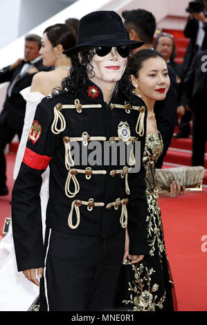 Cannes, Frankreich. 15 Maggio, 2018. Michael Jackson Impersonator frequentando il 'Solo: una Star Wars Storia' premiere durante la settantunesima Cannes Film Festival presso il Palais des Festivals il 15 maggio 2018 a Cannes, Francia | Verwendung weltweit Credito: dpa/Alamy Live News Foto Stock