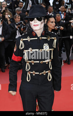 Cannes, Frankreich. 15 Maggio, 2018. Michael Jackson Impersonator frequentando il 'Solo: una Star Wars Storia' premiere durante la settantunesima Cannes Film Festival presso il Palais des Festivals il 15 maggio 2018 a Cannes, Francia | Verwendung weltweit Credito: dpa/Alamy Live News Foto Stock