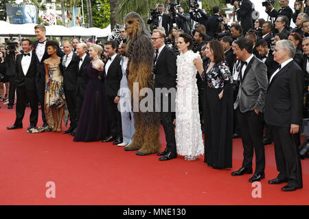Cannes, Frankreich. 15 Maggio, 2018. Produttore Simon Emanuel, attore Joonas Suotamo, attrice Thandie Newton, attore Woody Harrelson, il regista Ron Howard, attrice Emilia Clarke, attori Alden Ehrenreich, Donald Glover, Chewbecca, attore Paul Bettany, attrice Phoebe Waller-Bridge, produttore Kathleen Kennedy, sceneggiatore Jonathan Kasdan e scrittore Lawrence Kasdan frequentando il 'Solo: una Star Wars Storia' premiere durante la settantunesima Cannes Film Festival presso il Palais des Festivals il 15 maggio 2018 a Cannes, Francia | Verwendung weltweit Credito: dpa/Alamy Live News Foto Stock