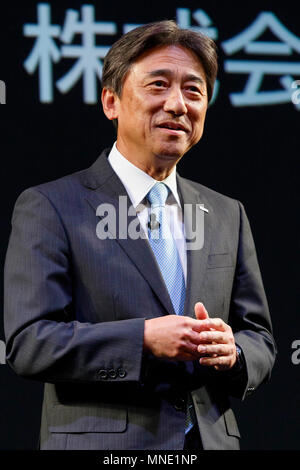 NTT DOCOMO Inc. Presidente e CEO Kazuhiro Yoshizawa parla durante una conferenza stampa per il lancio del suo 2018 estate lineup di 11 dispositivi mobili il 16 maggio 2018, Tokyo, Giappone. Yoshizawa DOCOMO ha presentato i nuovi dispositivi mobili per quest'estate, e la sua propria intelligenza artificiale (AI) personal assistant ''my daiz'' che sarà disponibile da maggio 30. DOCOMO ha anche lanciato una nuova consulenza finanziaria service ''THEO '' disponibile da Maggio 16th. Credito: Rodrigo Reyes Marin/AFLO/Alamy Live News Foto Stock