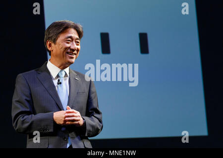 NTT DOCOMO Inc. Presidente e CEO Kazuhiro Yoshizawa parla durante una conferenza stampa per il lancio del suo 2018 estate lineup di 11 dispositivi mobili il 16 maggio 2018, Tokyo, Giappone. Yoshizawa DOCOMO ha presentato i nuovi dispositivi mobili per quest'estate, e la sua propria intelligenza artificiale (AI) personal assistant ''my daiz'' che sarà disponibile da maggio 30. DOCOMO ha anche lanciato una nuova consulenza finanziaria service ''THEO '' disponibile da Maggio 16th. Credito: Rodrigo Reyes Marin/AFLO/Alamy Live News Foto Stock