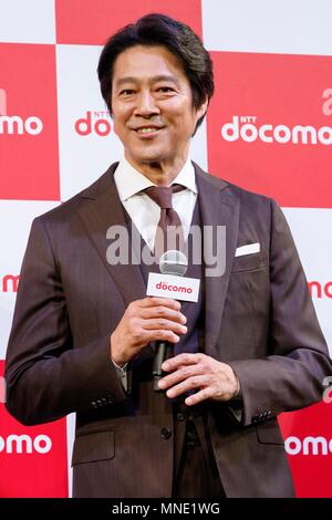 Attore giapponese Shinichi Tsutsumi parla durante una conferenza stampa per il lancio di NTT DOCOMO dell estate 2018 lineup di 11 dispositivi mobili il 16 maggio 2018, Tokyo, Giappone. Kazuhiro Yoshizawa Presidente e CEO di DOCOMO ha presentato i nuovi dispositivi mobili per quest'estate, e la sua propria intelligenza artificiale (AI) personal assistant ''my daiz'' che sarà disponibile da maggio 30. DOCOMO ha anche lanciato una nuova consulenza finanziaria service ''THEO '' disponibile da Maggio 16th. Credito: Rodrigo Reyes Marin/AFLO/Alamy Live News Foto Stock