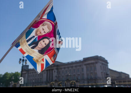 Londra, Regno Unito. Il 15 maggio 2018. Union Jack flag con il principe Harry e Meghan Markle su è sventolato fuori Buckingham palace prima del Royal Wedding avviene in Windsor Credito: goccia di inchiostro/Alamy Live News Foto Stock