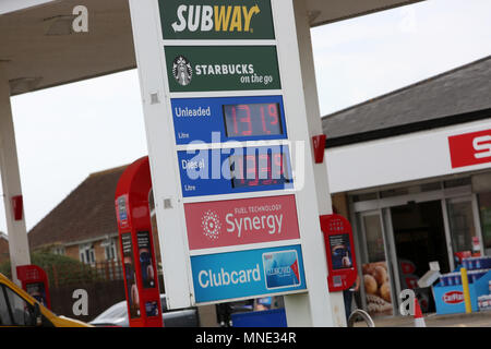 Bognor Regis, West Sussex, Regno Unito. 16 maggio 2018. Un grande aumento del prezzo del petrolio ha visto un forte aumento del costo del carburante. Nella foto è cara la benzina e il gasolio in corrispondenza di una stazione di benzina a Bognor Regis, Regno Unito. Mercoledì 16 Maggio 2018 © Sam Stephenson/Alamy Live News. Foto Stock