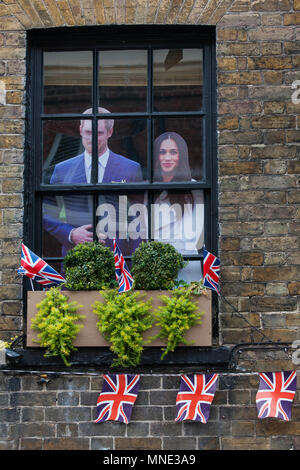 Londra, Regno Unito. 16 Maggio, 2018. Ritaglio di cartone figure del principe Harry e Meghan Markle nella finestra al piano di sopra dei due produttori di birra public house in preparazione per il sabato il royal wedding tra il principe Harry e Meghan Markle. Credito: Mark Kerrison/Alamy Live News Foto Stock