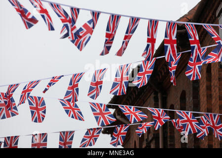 Londra, Regno Unito. 16 Maggio, 2018. Bunting appeso attorno al centro della città in preparazione per il sabato il royal wedding tra il principe Harry e Meghan Markle. Credito: Mark Kerrison/Alamy Live News Foto Stock