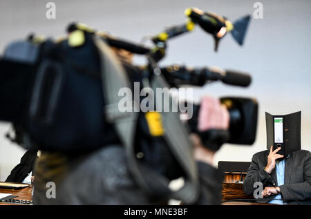 16 maggio 2018, Germania, Friburgo: Knut S., accusati di abusi sui minori, seduti in una sala del tribunale distrettuale e tenendo una cartella nella parte anteriore del suo volto. Un verdetto verrà passata per il caso di oggi. Il soldato da forze armate tedesche, che hanno trasformato il cinquanta oggi, è accusato di aver violentato un ragazzo due volte l'anno scorso nella città di Staufen vicino a Friburgo. Egli è stato anche accusato di filmatura della legge e di inviarlo ad altri. Foto: Patrick Seeger/dpa Foto Stock