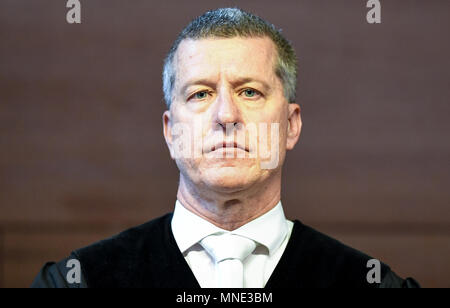 16 maggio 2018, Germania, Friburgo: Il presidente del collegio giudicante Stefan Buergelin in piedi nella sala di corte prima della condanna. Un verdetto verrà passata per il caso di oggi. Il soldato da forze armate tedesche, che hanno trasformato il cinquanta oggi, è accusato di aver violentato un ragazzo due volte l'anno scorso nella città di Staufen vicino a Friburgo. Egli è stato anche accusato di filmatura della legge e di inviarlo ad altri. Foto: Patrick Seeger/dpa Foto Stock
