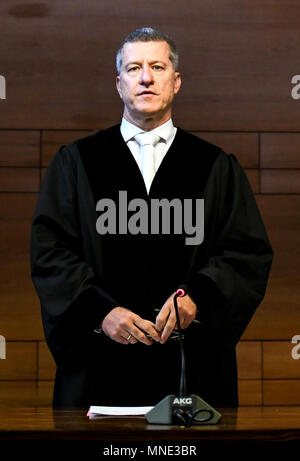16 maggio 2018, Germania, Friburgo: Il presidente del collegio giudicante Stefan Buergelin in piedi nella sala di corte prima della condanna. Un verdetto verrà passata per il caso di oggi. Il soldato da forze armate tedesche, che hanno trasformato il cinquanta oggi, è accusato di aver violentato un ragazzo due volte l'anno scorso nella città di Staufen vicino a Friburgo. Egli è stato anche accusato di filmatura della legge e di inviarlo ad altri. Foto: Patrick Seeger/dpa Foto Stock