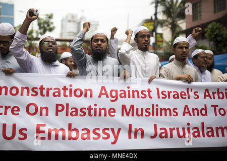 Dacca in Bangladesh. 16 Maggio, 2018. Bangladesh gruppo islamista dimostrare contro Israele arbitrario del massacro sulla Palestina musulmani presso l ambasciata degli Stati Uniti a Jarujalame a Dhaka, nel Bangladesh. Credito: Zakir Hossain Chowdhury/ZUMA filo/Alamy Live News Foto Stock