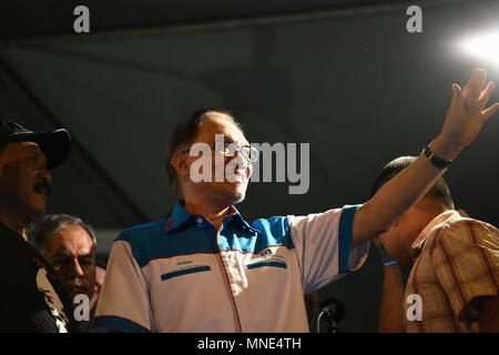 Petaling Jaya, Malaysia. 16 Maggio, 2018. Anwar Ibrahim che i capi del popolo partito Giustizia (PKR), onde ai suoi sostenitori durante una solidarietà a Petaling Jaya, Malaysia il 16 maggio 2018. Anwar Ibrahim è stato repleased dalla custodia dopo la ricezione di un perdono dalla Malesia il re del sultano Maometto V. Credito: Chris JUNG/Alamy Live News Foto Stock