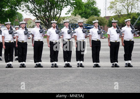 Nettuno Road, Fareham. 16 maggio 2018. Le Forze Armate i preparativi per il Royal Wedding ha avuto luogo oggi a HMS Collingwood a Fareham, Hampshire. Le preparazioni incluse esercitazioni dalla Royal Navy navi di piccole dimensioni e unità di immersione e i Royal Marines. Credito: James jagger/Alamy Live News Foto Stock