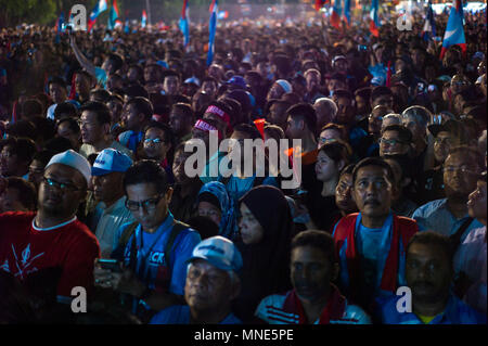 Petaling Jaya, Malaysia. 16 Maggio, 2018. Migliaia di sostenitori di Anwar Ibrahim che i capi del popolo partito Giustizia (PKR), sono riuniti a Petaling Jaya, Malaysia il 16 maggio 2018. Anwar Ibrahim è stato repleased dalla custodia dopo la ricezione di un perdono dalla Malesia il re del sultano Maometto V. Credito: Chris JUNG/Alamy Live News Foto Stock