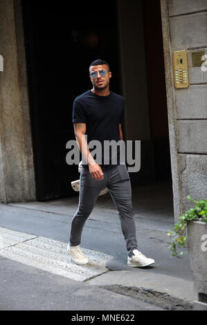 Milano, Rafael Alcantara do Nascimento il centro a piedi Rafael Alcantara do Nascimento, meglio noto come 'RAFINHA', Brasiliano nazionale brasiliano, Inter centrocampista in prestito da Barcellona, passeggiate per le strade del centro cittadino con gli amici. Foto Stock
