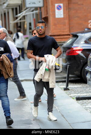 Milano, Rafael Alcantara do Nascimento il centro a piedi Rafael Alcantara do Nascimento, meglio noto come 'RAFINHA', Brasiliano nazionale brasiliano, Inter centrocampista in prestito da Barcellona, passeggiate per le strade del centro cittadino con gli amici. Foto Stock