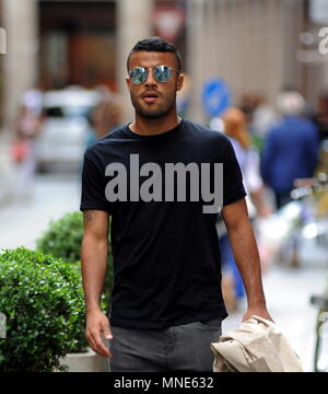 Milano, Rafael Alcantara do Nascimento il centro a piedi Rafael Alcantara do Nascimento, meglio noto come 'RAFINHA', Brasiliano nazionale brasiliano, Inter centrocampista in prestito da Barcellona, passeggiate per le strade del centro cittadino con gli amici. Foto Stock