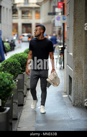 Milano, Rafael Alcantara do Nascimento il centro a piedi Rafael Alcantara do Nascimento, meglio noto come 'RAFINHA', Brasiliano nazionale brasiliano, Inter centrocampista in prestito da Barcellona, passeggiate per le strade del centro cittadino con gli amici. Foto Stock