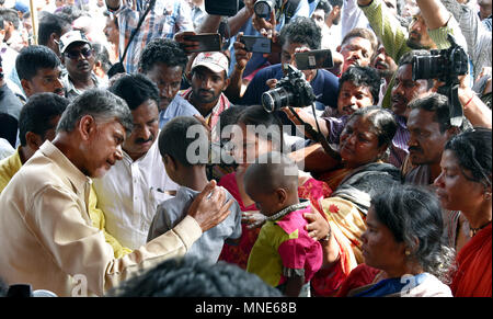 New Delhi. 16 Maggio, 2018. Chief Minister dell Andhra Pradesh N. Chandrababu Naidu (1L, anteriore) consolle i familiari dei passeggeri in un incidente in barca in Andhra Pradesh, India, il 16 maggio 2018. Almeno 23 persone sono state presumibilmente mancante dopo una barca con loro rovesciamento Martedì in stato dell India meridionale di Andhra Pradesh, hanno detto i funzionari. Credito: Xinhua/Alamy Live News Foto Stock