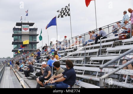 Indianapolis, Indiana, Stati Uniti d'America. 16 Maggio, 2018. Ventole prendere nella scena della seconda giornata di prove per la 500 Miglia di Indianapolis a Indianapolis Motor Speedway di Indianapolis, Indiana. Credito: Chris Owens Asp Inc/ASP/ZUMA filo/Alamy Live News Foto Stock