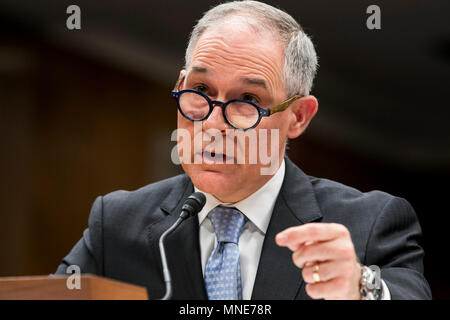 Washington DC, Stati Uniti d'America. 16 Maggio, 2018. Scott Pruitt, Amministratore dell'Agenzia per la Protezione Ambientale (EPA), testimonia davanti al Senato interno, ambiente e relative agenzie sottocomitato stanziamenti nel corso di una audizione sul FY2019 Richiesta di Budget per l'Agenzia di Protezione Ambientale a Washington D.C. il 16 maggio 2018. Credito: Kristoffer Tripplaar/Alamy Live News Foto Stock